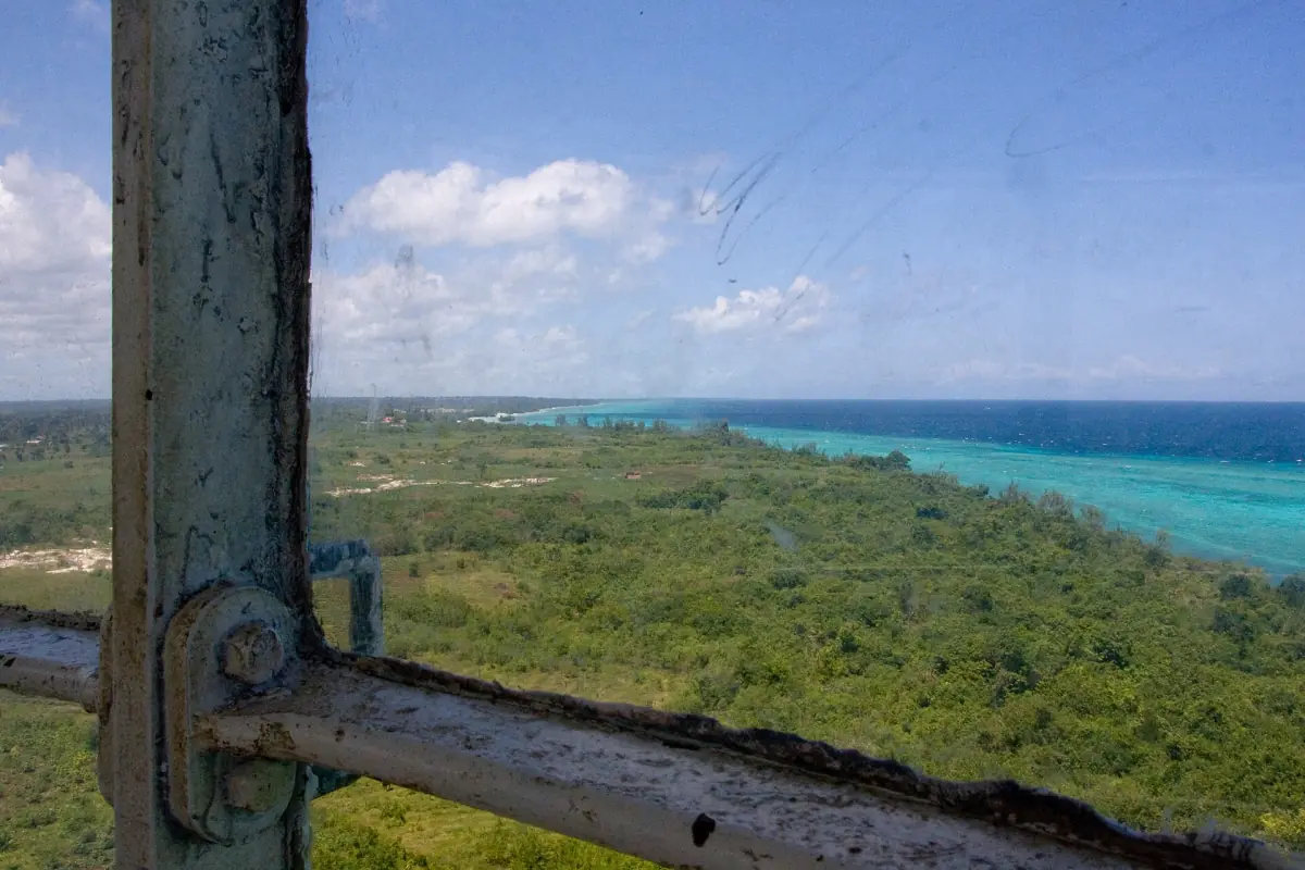 Vue depuis le phare de Ras Kigomasha sur la forêt et la mer turquoise à Pemba